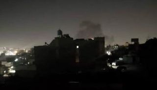 دخان يتصاعد من حي النهضة في صنعاء عقب غارات أمريكية - متداولة