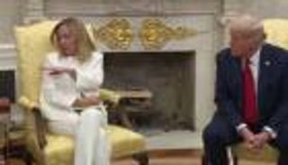 المترجمة تنهار.. وميلوني تتدخل وتنقذ الموقف أمام ترامب