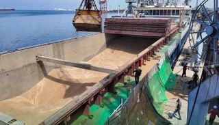 وصول باخرة على متنها 6600 طن قمح إلى ميناء اللاذقية في سوريا