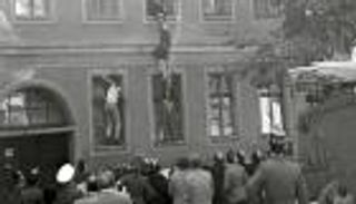 أنفاق وبالونات وطائرات.. أغرب قصص الهروب من جدار برلين