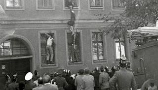 مواطنون ألمان يحاولون العبور إلى الشطر الغربي