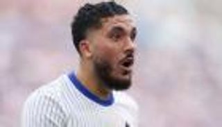 ميسي وأوزيل.. مُقارنات عالمية تبعد شرقي عن منتخب الجزائر