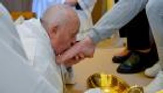 البابا فرنسيس وتقبيل الأقدام.. طقوس «الخميس» تكشف سر التقليد