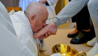 بابا الفاتيكان وهو يقبل أقدام الآخرين