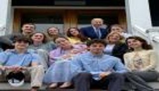 صورة «مزيفة» في عيد الفصح.. «يد غامضة» تفضح بايدن