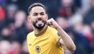 فيديو يثير الجدل.. مهاجم ولفرهامبتون في طريقه إلى مانشستر يونايتد