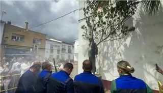 تصويب من بنادق على دمية لترامب