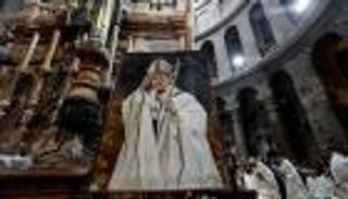 بدموع وشموع.. وداع مهيب للبابا فرنسيس في القدس