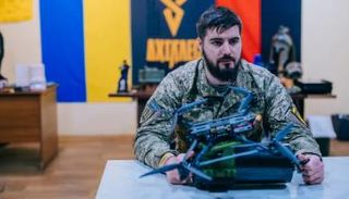 جندي أوكراني بورشة تصنيع مسيرات الألياف الضوئية