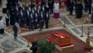 بث مباشر لتوافد عشرات الآلاف في وداع الجثمان المكشوف للبابا فرنسيس