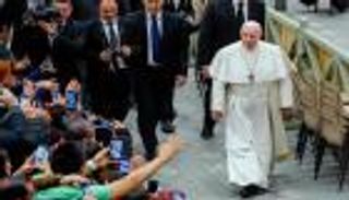 ملابس البابا فرنسيس.. رسالة يومية منسوجة بالتواضع