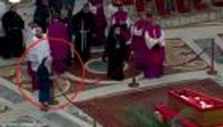 الوداع الأخير للبابا فرنسيس يشهد لحظة مؤثرة من راهبة فرنسية أرجنتينية