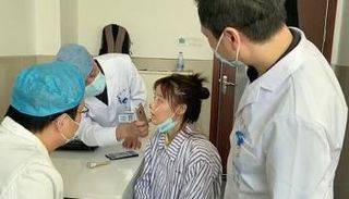 تحول طرف أنف النجمة الصينية غاو ليو إلى اللون الأسود