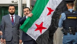 أسعد الشيباني وعلم سوريا بالأمم المتحدة