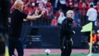 كولر يركض هرباً من غضب جماهير الأهلي (فيديو)