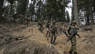 جنود هنود حول مرج بايساران في أعقاب هجوم كشمير