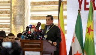 قائد قوات سوريا الديمقراطية مظلوم عبدي خلال المؤتمر