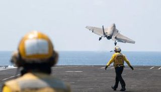 مقاتلة تغادر حاملة الطائرات الأمريكية كارل فينسون