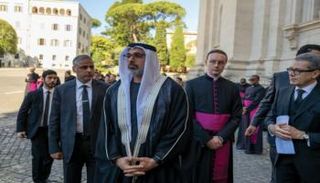 الشيخ خالد بن محمد بن زايد آل نهيان خلال حضوره المراسم