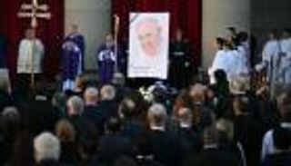 400 ألف شخص يشاركون في جنازة البابا فرنسيس.. وكلمة واحدة على قبره (صور)