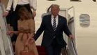 ترامب «منشغل» عن عيد ميلاد ميلانيا.. عشاء على طائرة الرئاسة بلا هدايا