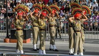 قوات هندية تؤدي مراسم الانسحاب العسكري عند بوابات الحدود بين الهند وباكستان