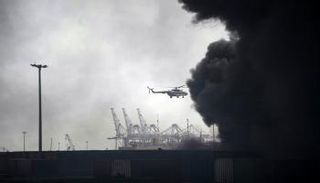 طائرات تحاول إطفاء الحريق الناجم عن الانفجار