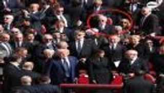 بعيدا عن قادة العالم.. بايدن يودع بابا الفاتيكان من الصفوف الخلفية