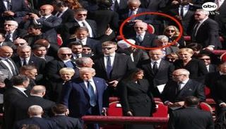 بايدن في المقاعد الخلفية في جنازة البابا