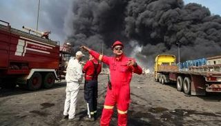 رجال الإطفاء في موقع الانفجار - أ.ف.ب