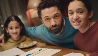 كريم محمود عبدالعزيز وابنتاه 