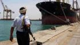 موانئ الحوثي تحت المجهر.. تحذيرات رسمية للتجار وملاك السفن