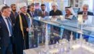 مركز جامع الشيخ زايد الكبير يعرض مجسم الجامع وإصداراته في محطته الجديدة في موسكو