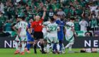 ساعة كارثية.. طرد كوليبالي يصدم الهلال ضد الأهلي (فيديو)