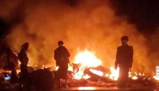 نيران تتصاعد من موقع حوثي قصفه الجيش الأمريكي- أرشيفية