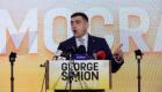 قبل أيام من الانتخابات.. رجل «ماغا» في رومانيا يراهن على ترامب  