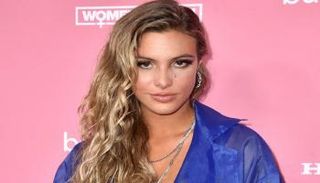 ليلي بونز تتعثر مرتين على المسرح