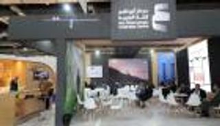 إقبال زوار معرض أبوظبي للكتاب على اقتناء الإصدارات القديمة و النادرة