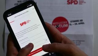 عضو بالاشتراكي الديمقراطي يدلي بصوته