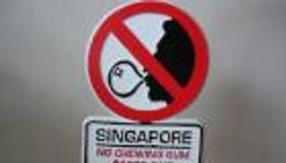 من العلكة إلى الشوكولاتة.. عندما يصبح الطعام «خارج القانون»