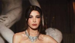 نانسي عجرم تودع أحد معجبيها