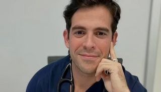 الدكتور أوريليو روجاس، أخصائي القلب في مستشفى مالقة الجامعي