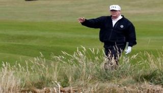 الرئيس الأمريكي دونالد ترامب في ملعب للغولف
