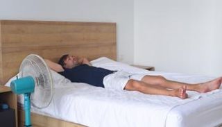 إجراءات وقائية تقلل من أضرار تشغيل المروحة أثناء النوم 