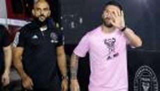 مصارع شهير يرفض 15 مليون دولار لتجنب مواجهة «حارس ميسي»