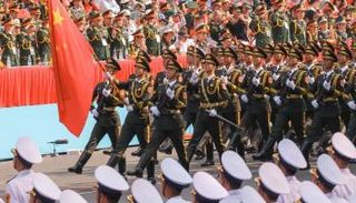 جنود صينيون في عرض عسكري بمناسبة ذكرى ال50 لنهاية حرب فيتنام.