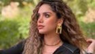 الفنانة رنا رئيس تُعلن موعد زفافها وتظهر بإطلالة ناعمة في ليلة حنتها