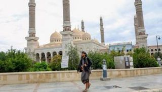 مسلح حوثي أمام مسجد في صنعاء