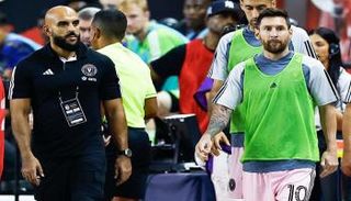 ميسي وحارسه ياسين تشيوكو