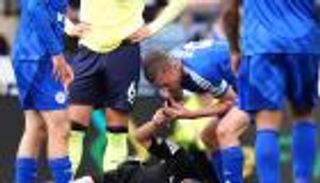 بعد إثارة الجدل.. سر تقمص فاردي دور الحكم في البريميرليغ (فيديو)